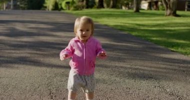 # Küçük tatlı kız yolda yürüyor #