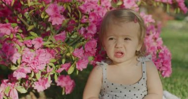 Küçük kız yaz parkında baloncuklarla oynuyor. Yavaş çekim