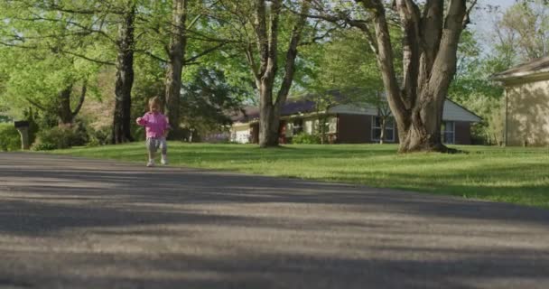 Lycklig liten söt flicka som går nerför vägen — Stockvideo