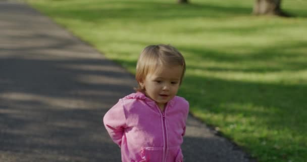 Feliz niña linda caminando por el camino — Vídeos de Stock