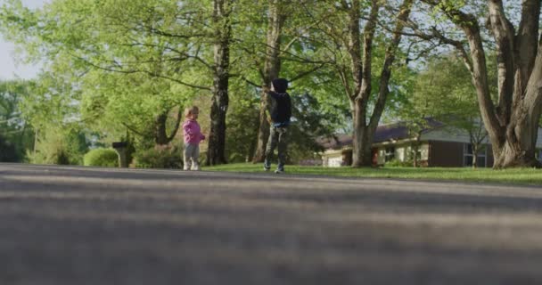 Kleine kinderen die over de weg lopen — Stockvideo