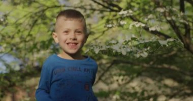 Yazın dans eden mutlu küçük çocuğun portresi.