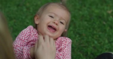 Genç ve güzel bir kadın küçük kızıyla eğleniyor. Anne ve çocuğu.