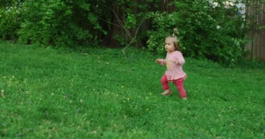 Küçük kız yaz parkında. Dışarıda sevimli bir kız bebek var.