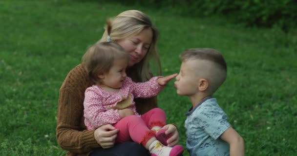 Ung kvinna som har roligt med sina barn — Stockvideo