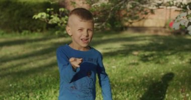 Yakışıklı küçük çocuk hava öpücüğü veriyor.