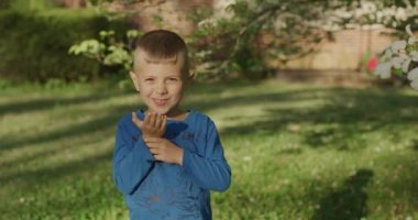 Yakışıklı küçük çocuk hava öpücüğü veriyor.