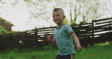 Yazın dans eden mutlu küçük çocuğun portresi.