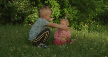 Mutlu çocuklar yaz parkında eğleniyor. Küçük çocuklar yaz parkında eğleniyor.