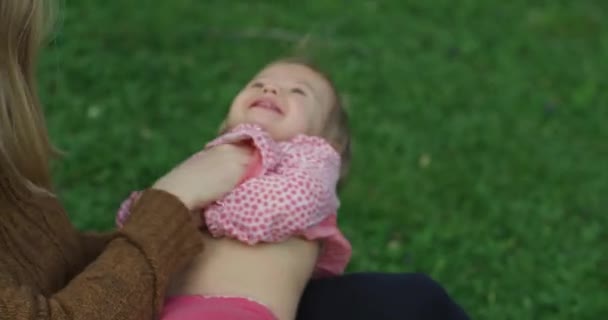 Jonge mooie vrouw heeft plezier met haar dochtertje. Moeder met haar kind — Stockvideo