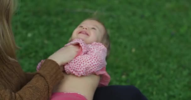 Jeune jolie femme s'amuse avec sa petite fille. Mère avec son enfant — Video