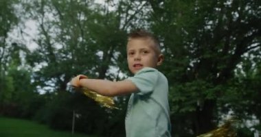 Dans edip zıplayan şirin bir çocuk. Kızıl Sinema Kamerası 4k