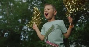 Dans edip zıplayan şirin bir çocuk. Kızıl sinema kamerası. Yavaş çekim 4k