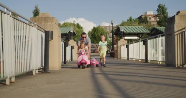 El joven se divierte con sus hijos en verano. En cámara lenta. Cámara de cine roja 4k — Vídeos de Stock