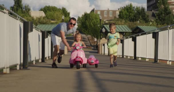 Junger Mann vergnügt sich im Sommer mit seinen Kindern. Zeitlupe. Rote Kinokamera 4k — Stockvideo