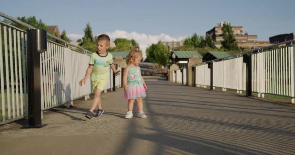 Niedliche kleine Kinder haben Spaß im Sommer. Zeitlupe. Rote Kinokamera 4k — Stockvideo