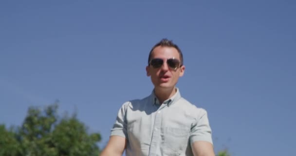 Jonge mooie man zingt en danst in zomerpark 4k — Stockvideo