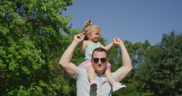 Junger hübscher Mann hat Spaß mit seinem kleinen Mädchen. Zeitlupe 4k — Stockvideo