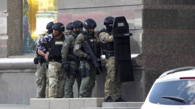 Kyiv / Ukrayna - 08.03.2020: Leonardo 'nun iş merkezinde rehine alma. Haki üniformalı, silahlı ve ağır zırhlı özel güvenlik güçleri olay yerinde. İçeri girip insanları serbest bırakıyorlar. Son dakika haberi. Editörel haber fotoğrafı.