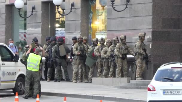 キエフ ウクライナ 2020 レオナルドのビジネスセンターでの人質取り カーキ色の制服と武器と重装甲の特殊部隊が現場にいる 彼らは建物内に入り人々を解放する 速報だ 編集レポートビデオ — ストック動画