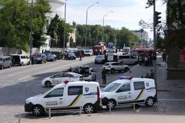 Kiev / Ukrayna - 08.03.2020: Bir grup polis memuru, kadın ve erkek, Leonardo 'daki rehine kazasında sokaktaki arabaları ve otobüslerinin yanında. Tamir editör fotoğrafı.