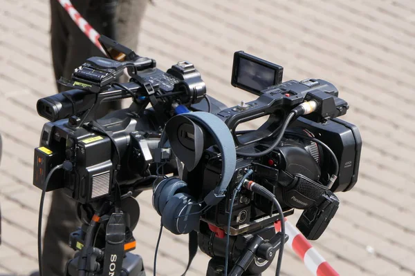 Kyjev Ukrajina 2020 Profesionální Videokamery Sluchátky Trojnožkách Ulici Poblíž Pestrobarevné — Stock fotografie