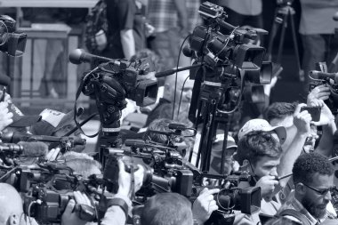 Kyiv / Ukrayna - 08.03.2020: Leonardo binasındaki rehinelerle ilgili olay sırasında sokakta video kameralarla çalışan gazetecilerin, video operatörlerinin ve gazetecilerin monokrom raporlama fotoğrafı.