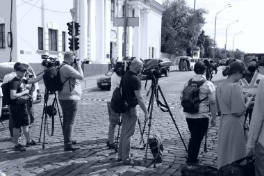 Kiev / Ukrayna - 08.03.2020: Leonardo ofis binasında rehin alma olayı sırasında sokakta çalışan bir grup profesyonel gazeteci, muhabir ve operatör. haberleşme editör fotoğrafı.