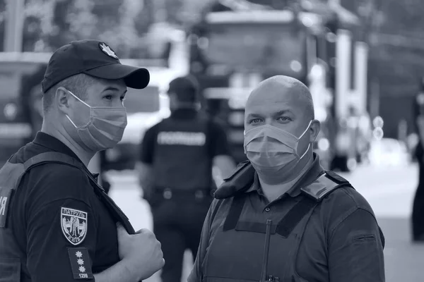 Kijów Ukraina 2020 Dwóch Policjantów Mundurach Twarzach Zakrytych Maskami Medycznymi — Zdjęcie stockowe