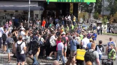 Kiev / Ukrayna - 08.03.2020: Profesyonel gazeteciler, muhabirler ve kameralı video operatörlerinden oluşan bir grup Leonardo ofis binası yakınlarındaki rehinelerle sokak olaylarında çalışıyor, çekim yapıyor ve röportaj yapıyor. İade editörü siyah beyaz video