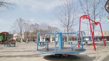 Açık havada renkli oyun parkları kapalı. Çocuklar için oyun merkezi, karantina ve COVID-19 uzatma önlemesi nedeniyle kırmızı beyaz şeritli barikatla kapatıldı. Çocukluğun Sonu