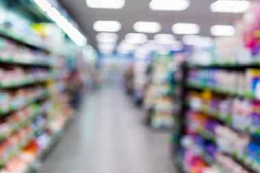 Süpermarketin iç mekanının odaklanmamış görüntüsü. Bulanık hipermarket, alışveriş merkezi ya da alışveriş merkezi geçmişi. Sıralar ve raflar ev kimyasallarıyla yıkanacak ve temizlenecek..