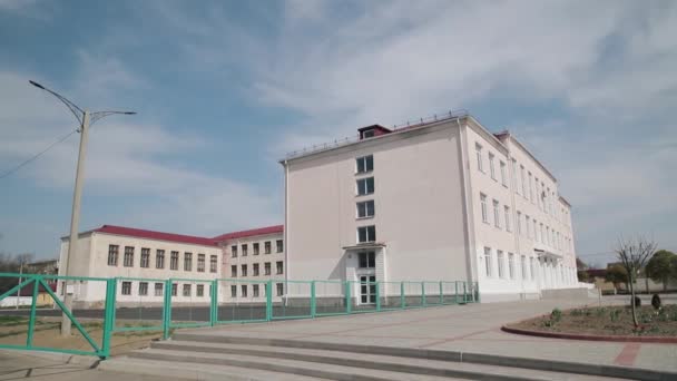 Scuola Chiusa Cortile Vuoto Sfondo Cielo Blu Quarantena Del Covid — Video Stock