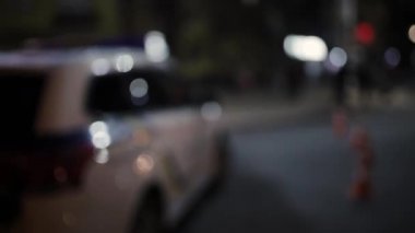 Gece polis arabası ve trafik konilerinin odaklanmamış görüntüsü. Trafik kazası konsepti. Sokak lambaları bokeh. 