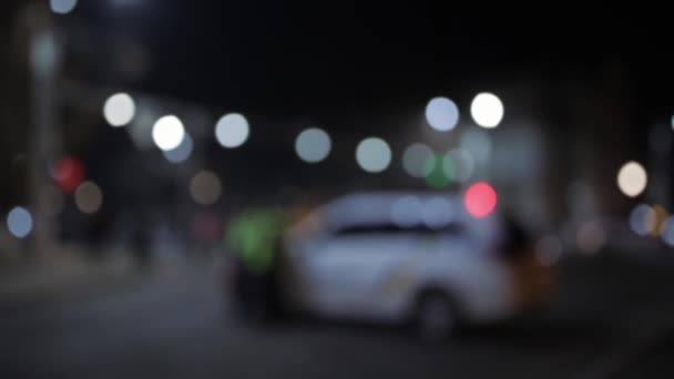 Fusillade non concentrée de la voiture de police et des policiers la nuit. Concept d'accident de la route. Réverbères bokeh. 