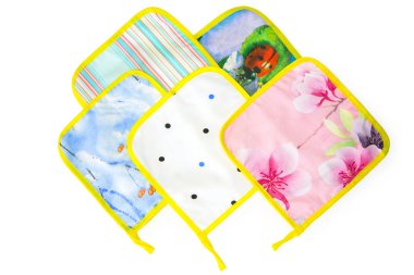 Pamuk mutfak tutacağı, kenarları ve döngüsü olan renkli kumaştan yapılmış, izole edilmiş