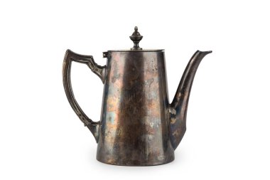 Eski pirinç kahve demliği, beyaz arka planda izole edilmiş.