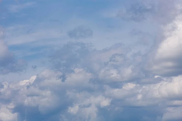 Fehér Cumulus Felhők Kék Égen Nyári Napon — Stock Fotó