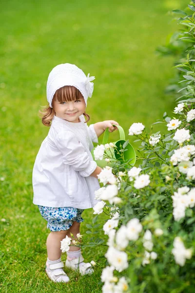 Einem Sommertag Pflegt Ein Kleines Mädchen Blumen Garten Und Gießt — Stockfoto