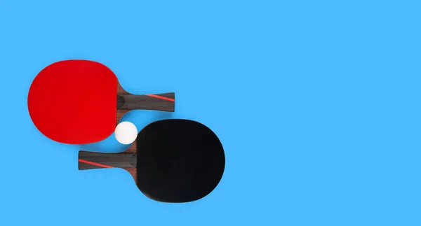 Siyah Kırmızı Tenis Raketleri Mavi Bir Masada Bir Top — Stok fotoğraf