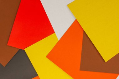 çok renkli dikdörtgen kağıtlar, bir düzleme yayılmış.