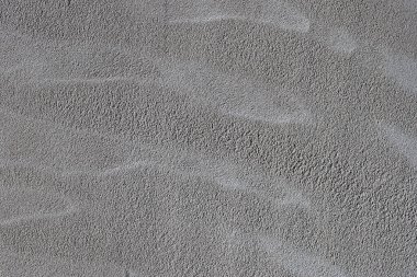 Çimento harcı ve arka planla sıvanmış gri desenli boyanmamış duvar