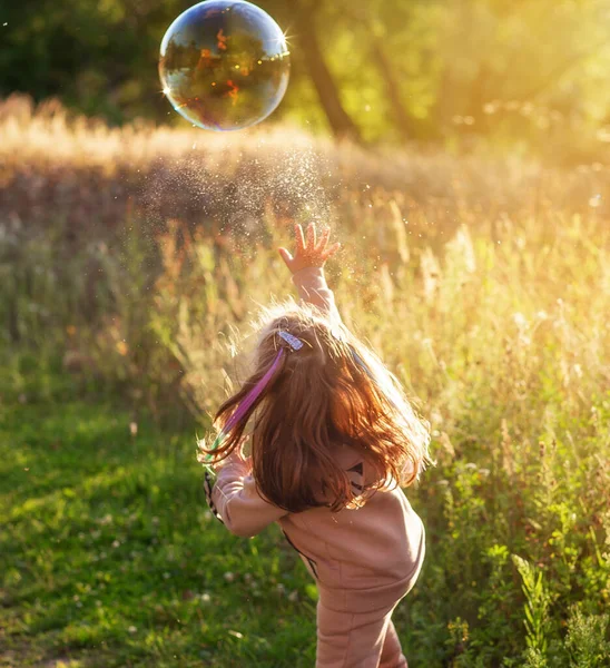 Bir yaz akşamı yürüyüş yapan bir kız, hadi sabun köpüğü atalım. 