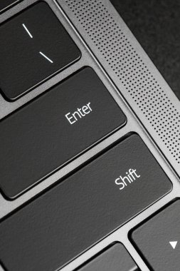 Klavye tuşları ve dizüstü bilgisayar parçaları siyah ve gümüş, arkaplan