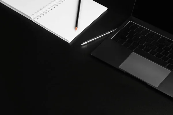 비즈니스 레이아웃 흑백으로 키보드 단추와 노트북 종이가 노트북 — 스톡 사진