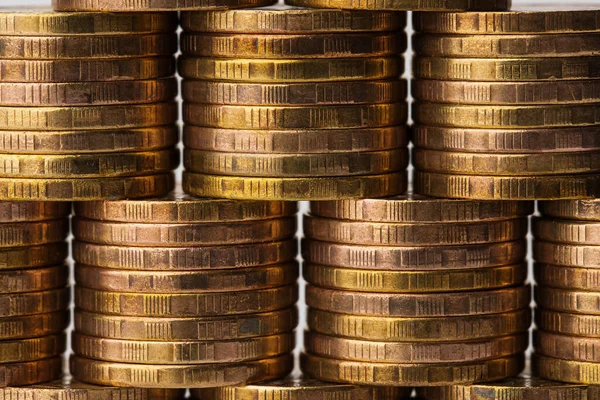 Beyaz arka planda bir piramide istiflenmiş para kolonları ve kağıt gagaların elementleri ile, izole