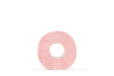 Kollu pembe tuvalet kağıdı, beyaz arkaplanda izole edilmiş, metin için boşluk