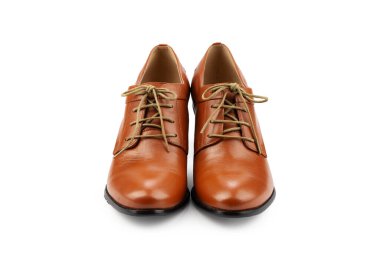 Bağcıklı yüksek topuklu kadın ayakkabıları, beyaz arka planda izole edilmiş.