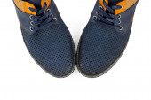 pánské sportovní semišové modré letní boty pro každodenní nošení, izolovat na bílém pozadí