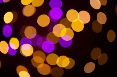 Karanlık bir arka planda noel ışıklarının odak noktasını bozması